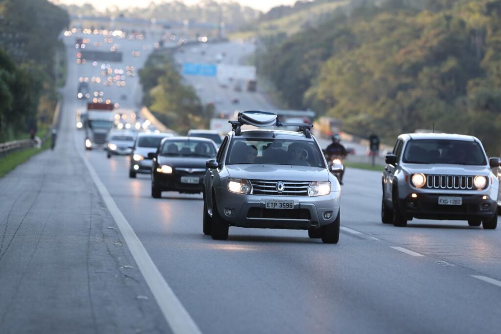 E aí, tudo bem? Eduardo aqui, redator da Weecar, e hoje quero te fazer uma pergunta direta: você já se sentiu totalmente impotente diante da insegurança veicular? Aquele frio na barriga ao pensar onde seu carro está estacionado ou a preocupação constante com a possibilidade de furto? Se a resposta for sim, fique tranquilo(a), porque eu tenho uma ótima notícia para você. O rastreamento veicular via aplicativo chegou para revolucionar a forma como você cuida do seu patrimônio, trazendo monitoramento e controle direto para o seu celular.