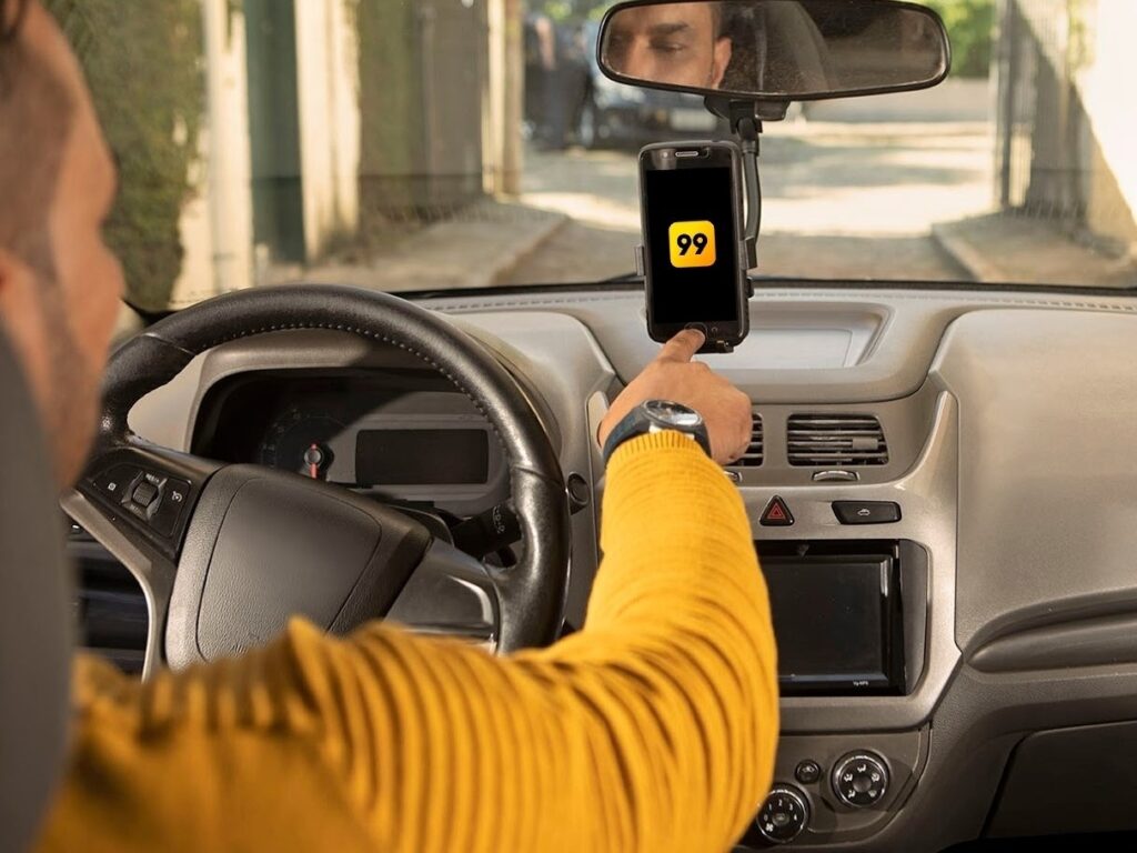 Diferente de um seguro tradicional, que cobre danos e indeniza o dono do veículo, o rastreamento veicular atua na prevenção, permitindo a localização e recuperação do carro em caso de roubo.