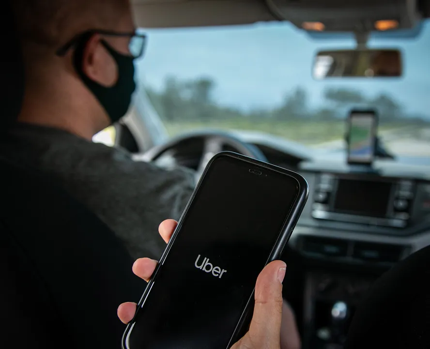 Se você é motorista de aplicativos como Uber, 99 ou trabalha com transporte de passageiros, já deve ter pensado em como proteger seu veículo contra roubos e furtos. O rastreamento para veículos de transporte por aplicativo é uma das soluções mais eficazes para aumentar a segurança e otimizar a operação. Mas como ele realmente funciona?
