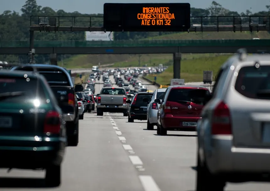 Imagine poder acompanhar seu veículo em tempo real, garantindo segurança e eficiência em suas viagens. O rastreamento veicular oferece exatamente isso: uma solução tecnológica que permite monitorar a localização e o status do seu automóvel a qualquer momento. Com a crescente incidência de roubos e furtos no Brasil, essa tecnologia se torna cada vez mais essencial para proprietários de veículos.