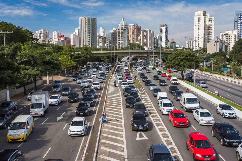 Rastreio de carro: Imagine a tranquilidade de saber exatamente onde seu carro está, a qualquer momento, com apenas alguns cliques no celular. Olá, sou Eduardo, redator da Weecar, e hoje vamos explorar como o rastreamento veicular pode proporcionar essa segurança e como você pode implementar essa tecnologia no seu veículo.