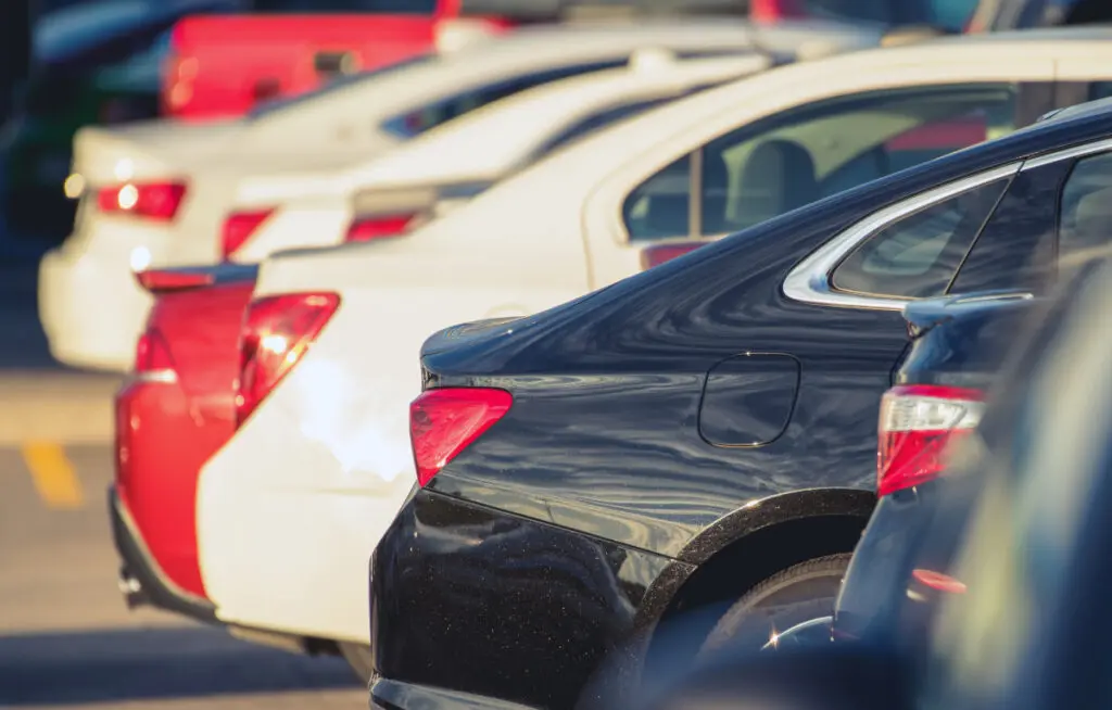 Olá, tudo bem? Aqui é o Eduardo, redator da Weecar 🚗 E antes de mais nada, já deixo um alerta importante: você sabia que a cada minuto, mais de um veículo é roubado ou furtado no Brasil? Pois é... o prejuízo pode ser enorme, mas a boa notícia é que proteger o seu patrimônio nunca foi tão acessível! Neste artigo, vamos direto ao ponto para responder à pergunta que está na cabeça de muitos motoristas: quanto custa um rastreador veicular? E, claro, vamos apresentar opções para diferentes perfis e bolsos.