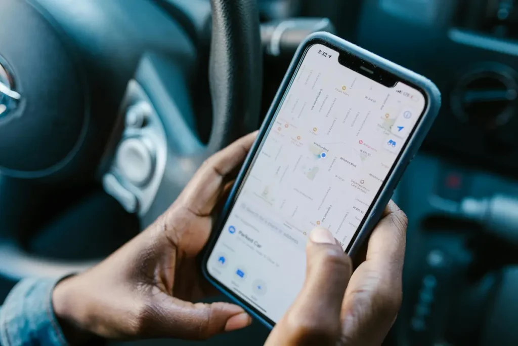 Se antes a única forma de proteger um veículo era o seguro tradicional, hoje o rastreamento veicular tornou-se o braço direito dos motoristas mais conscientes. É uma forma mais acessível, tecnológica e eficaz de garantir que, se algo acontecer, as chances de recuperação do veículo sejam muito maiores.
