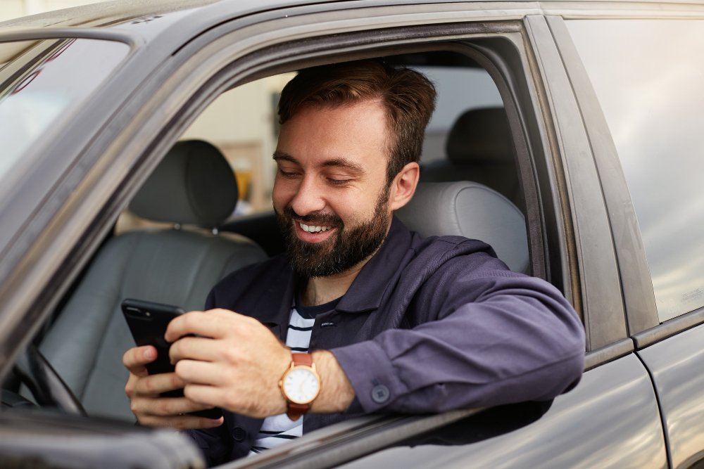 Ao instalar um rastreador, você pode ir além do simples acompanhamento da localização. Muitos modelos oferecem funcionalidades extras que podem aumentar ainda mais a segurança e o controle sobre o seu veículo: