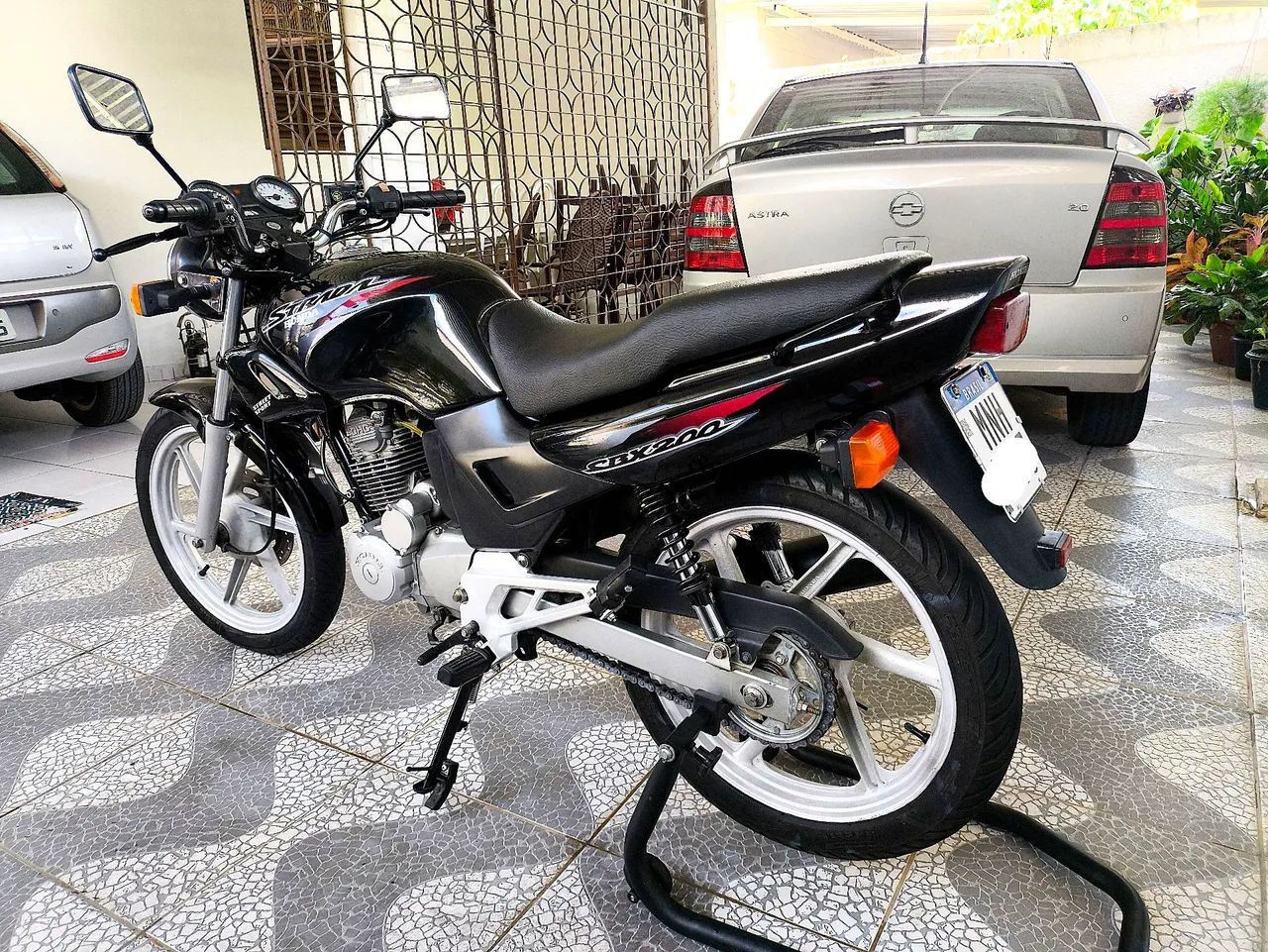 Muitos proprietários acreditam que contratar um seguro resolve todos os problemas. Porém, além do custo elevado, nem todos os seguros oferecem cobertura ampla ou rápida reposição. O rastreamento de moto atua como complemento essencial, focando na localização imediata e evitando que o bem seja perdido definitivamente.