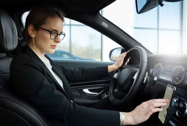 Já o rastreador veicular tem um papel totalmente diferente. Ele permite o monitoramento veicular em tempo real, ajudando na localização do carro imediatamente após o roubo. É uma ferramenta que trabalha com a prevenção e com a possibilidade de recuperação do veículo antes de danos maiores.