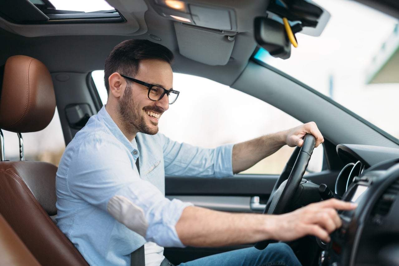 Se você já se preocupou com a segurança do seu carro, moto ou até mesmo da frota da sua empresa, saiba que o rastreamento veicular online é uma das soluções mais eficazes do mercado. Eu sou o Eduardo, redator da Weecar, e neste artigo vou te guiar pelas melhores opções do mercado, com tudo o que você precisa saber antes de contratar um sistema de monitoramento veicular eficiente.