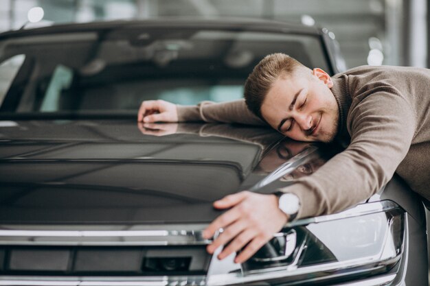 Com a Weecar, o cliente acessa uma plataforma simples, intuitiva e 100% online. Basta ter um smartphone ou computador com acesso à internet. O sistema de rastreio veicular permite que o condutor veja a localização do veículo em tempo real, confira o histórico de trajetos e até defina zonas de circulação.