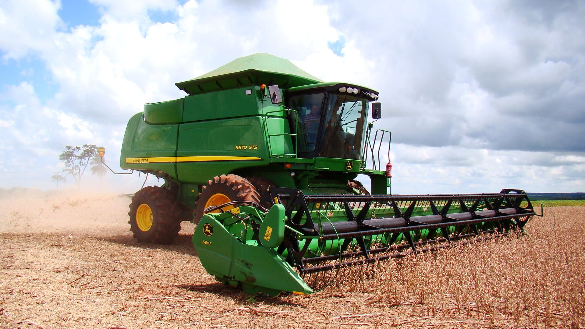 Olá, tudo bem? Quem escreve este artigo é o Eduardo, redator da Weecar, e hoje o assunto é essencial para quem atua no agronegócio e quer ter mais controle sobre seus ativos. Rastreamento para veículos agrícolas é mais do que uma tecnologia: é uma estratégia inteligente para proteger seu patrimônio, otimizar a produtividade e garantir eficiência no campo.