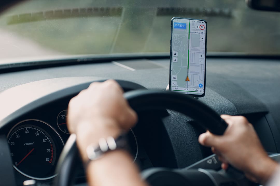 O monitoramento veicular se torna, assim, uma estratégia indispensável. Ele não só ajuda na localização e recuperação do veículo, como também contribui para o mapeamento de áreas de risco e evita que o motorista seja pego de surpresa.