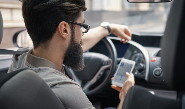 Olá! Quem escreve este artigo é o Eduardo, redator da Weecar. E já começo com uma pergunta que talvez esteja passando pela sua cabeça agora: “Será que rastreamento veicular barato é seguro mesmo?” Se você já pensou nisso, saiba que não está sozinho. Essa dúvida tem ganhado destaque entre donos de veículos que buscam mais proteção, sem comprometer o bolso.