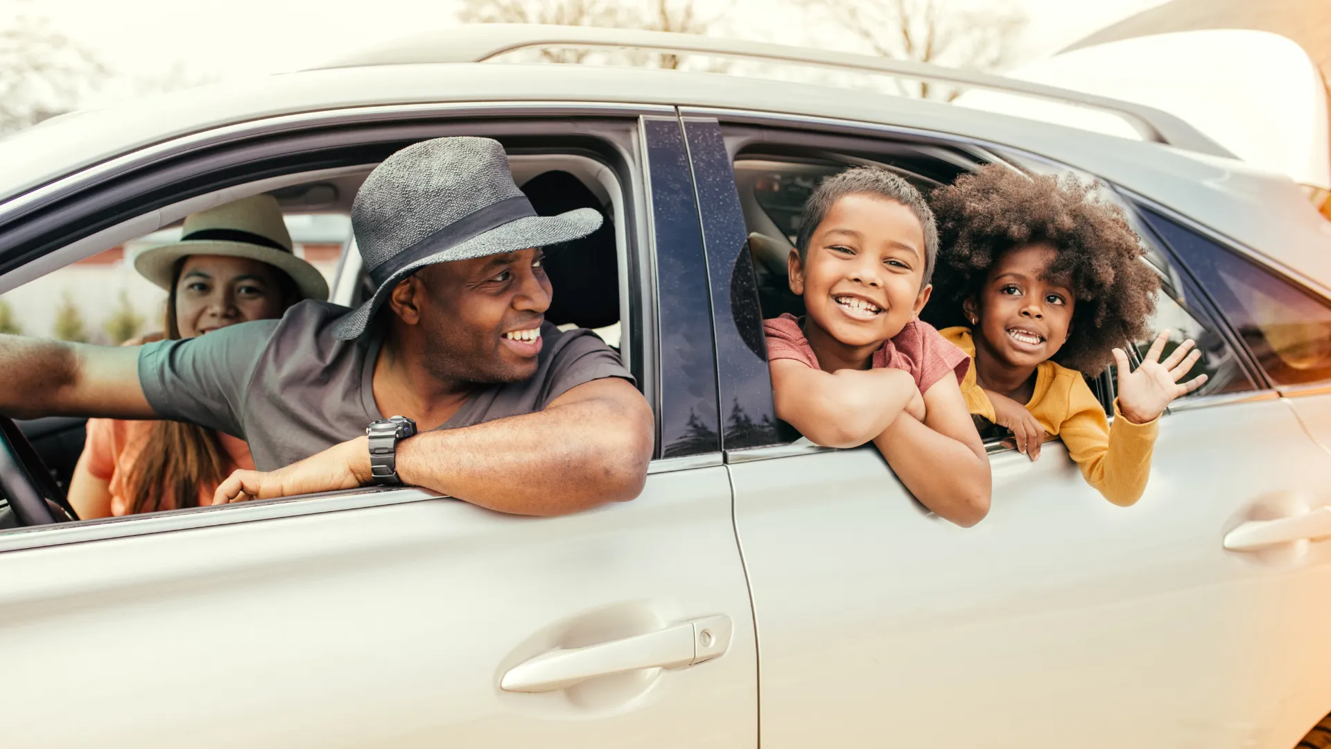 Seu carro é mais do que um meio de transporte; é parte da sua liberdade e, para muitos, uma ferramenta de trabalho essencial. Pensando nisso, já imaginou a sensação de ter essa liberdade ameaçada por um roubo ou furto? Infelizmente, no Brasil, essa é uma realidade preocupante. De acordo com dados do Fórum Brasileiro de Segurança Pública, só no primeiro semestre de 2024, houve um aumento significativo de roubos e furtos de veículos em diversas regiões, reforçando a necessidade de proteção adicional. É exatamente nesse cenário que contratar um serviço de rastreamento veicular se torna uma decisão inteligente, oferecendo uma camada extra de segurança e tranquilidade.