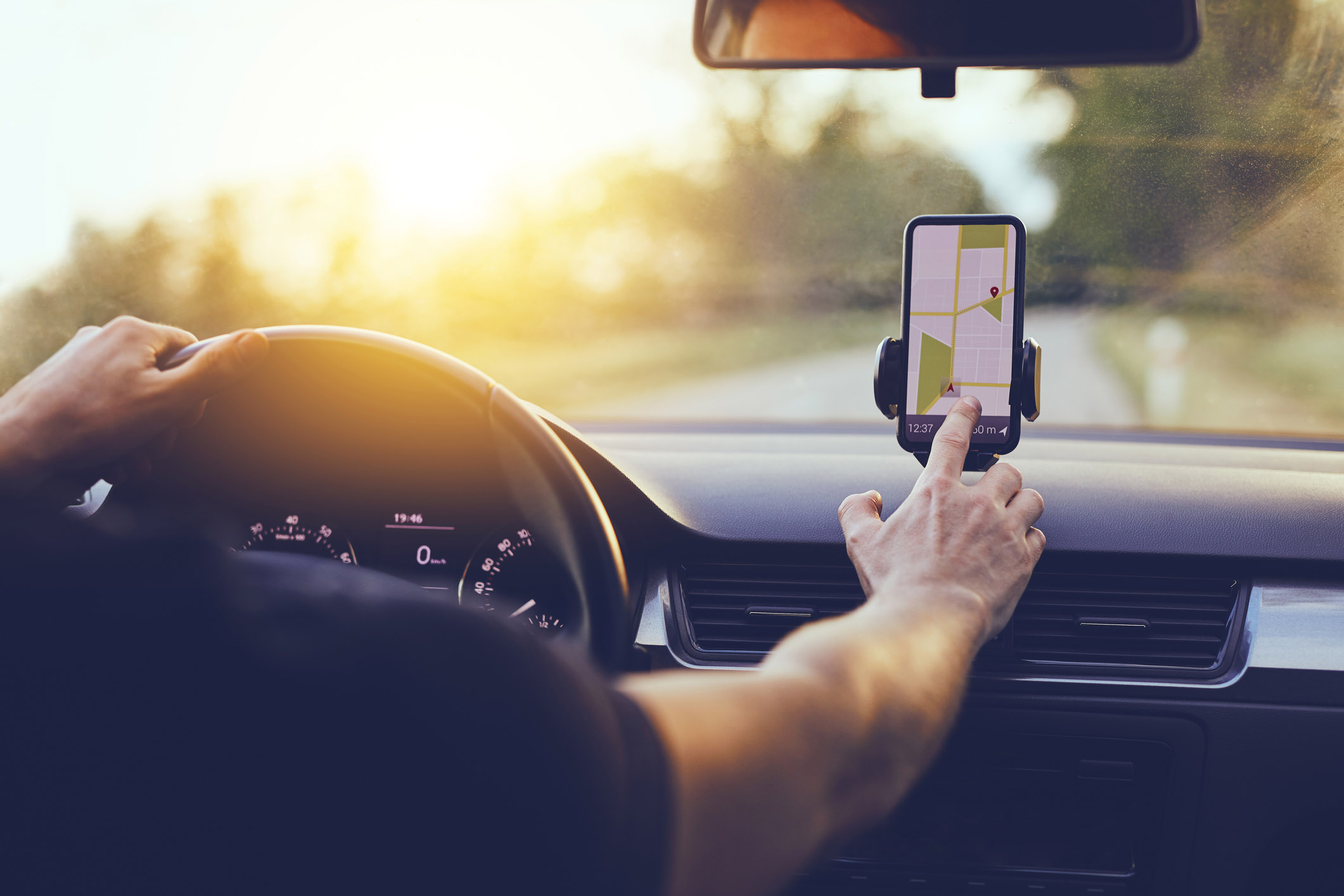 Olá! Aqui é o Eduardo, e neste artigo, vamos desvendar o universo dos aplicativos de rastreamento, explorando como eles funcionam, quais funcionalidades um bom app deve ter e, claro, como a tecnologia da Weecar foi desenvolvida para oferecer o melhor auto rastreamento aos nossos clientes.