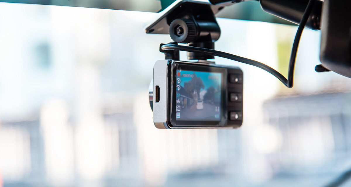Além disso, as dashcams com monitoramento interno ajudam a prevenir furtos internos, como desvio de carga por parte de funcionários, ou a identificar comportamentos inadequados que possam comprometer a segurança da mercadoria. Essa camada extra de vigilância protege os ativos da empresa e a integridade das mercadorias transportadas, garantindo a tranquilidade de que o patrimônio está mais seguro. Lembre-se, a Weecar oferece soluções completas de rastreamento e monitoramento veicular para aumentar ainda mais a segurança da sua frota.