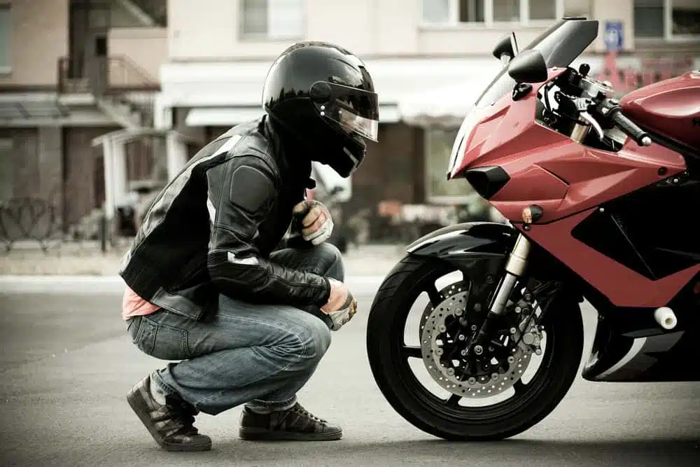 O pavor de muitos motoristas é ter seu veículo furtado ou roubado. A boa notícia é que existem formas eficazes de se proteger e, mesmo que o pior aconteça, aumentar consideravelmente as chances de recuperação. É exatamente sobre como evitar o furto de veículos que vamos falar hoje, destacando a parceria indispensável do rastreamento veicular.