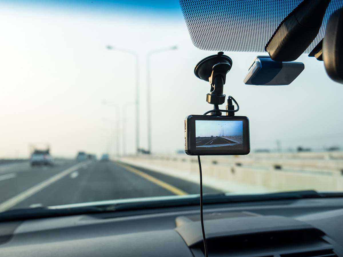 Um imprevisto na estrada, uma carga danificada, ou pior, um acidente. Em momentos assim, a prova visual é um divisor de águas, não é mesmo? É exatamente nesse cenário que as dashcams se tornam um equipamento indispensável na gestão de frotas modernas, transformando desafios em oportunidades de otimização e economia.