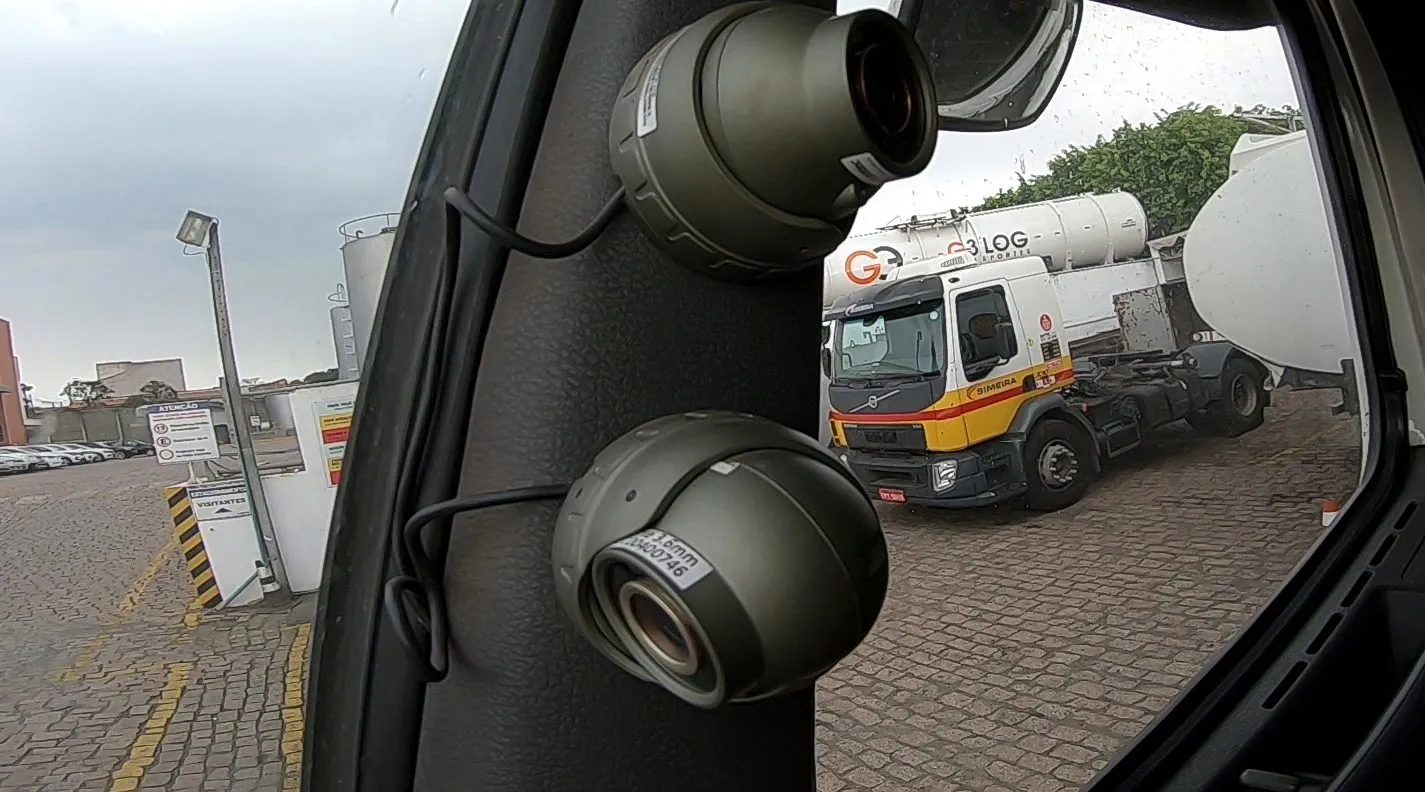 A câmera na cabine é muito mais do que um simples dispositivo de gravação. Ela é um sistema inteligente, muitas vezes equipado com inteligência artificial (IA), projetado para monitorar o comportamento do motorista e o ambiente ao redor do veículo. Essas câmeras são instaladas no interior da cabine, capturando imagens do condutor e, em alguns modelos, da estrada à frente.