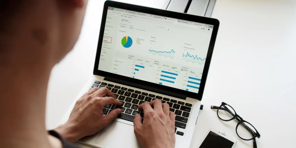 A inteligência artificial não é apenas uma tendência; é a espinha dorsal de uma nova era no rastreamento e proteção veicular. Ela transforma um serviço reativo em uma solução proativa, estratégica e altamente eficiente. Para os proprietários de veículos e gestores de frotas, isso significa mais segurança, menos custos e uma gestão muito mais inteligente.
