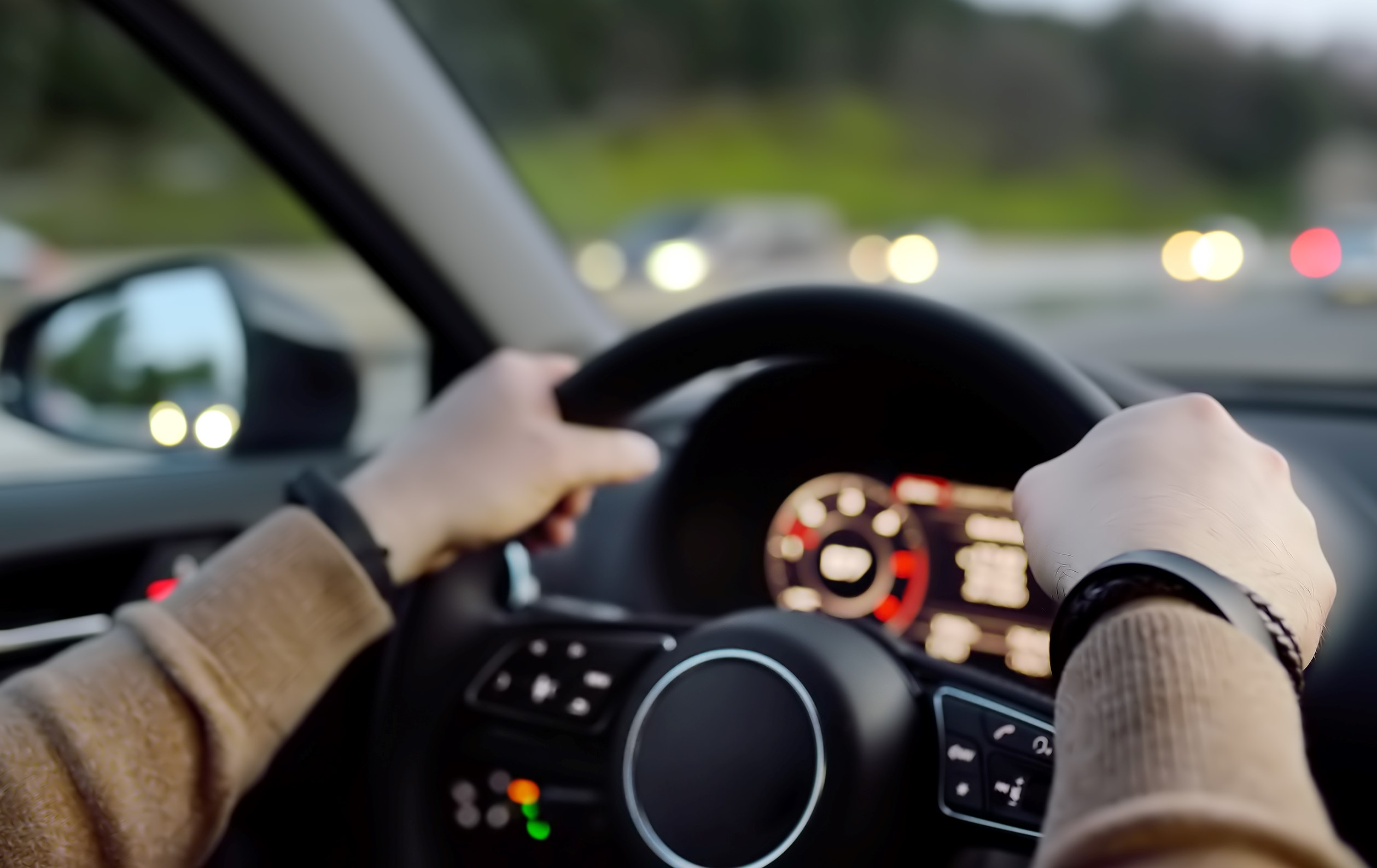 Não, embora o rastreamento veicular seja uma ferramenta extremamente eficaz e fundamental em como evitar o furto de veículos e auxiliar na recuperação, ele funciona melhor quando combinado com outras medidas de segurança. Ações como estacionar em locais seguros, usar travas adicionais e não deixar objetos de valor à vista complementam a proteção oferecida pelo rastreador.