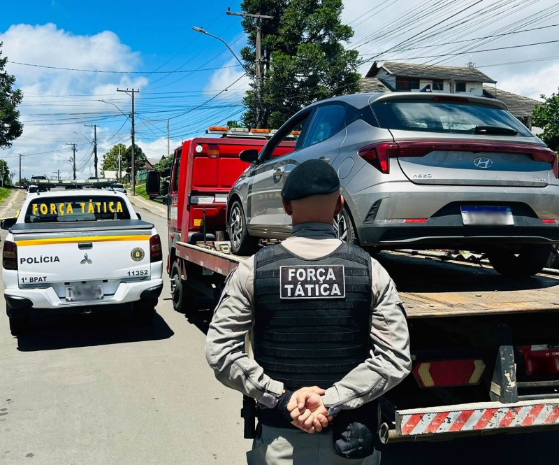 Em uma situação de roubo, a prioridade é a sua segurança. O processo ideal para utilizar o bloqueio veicular é seguir um protocolo de segurança bem definido. Primeiro, entre em contato com as autoridades policiais para registrar a ocorrência.