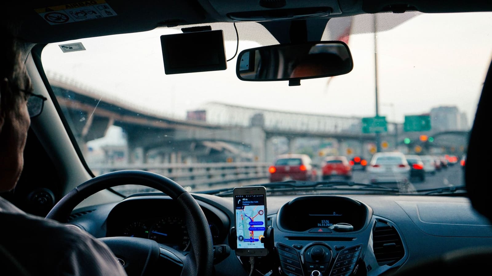 Neste artigo, você vai entender como o monitoramento em tempo real funciona na prática, os principais benefícios do rastreamento veicular, como escolher entre rastreador GPS ou Dashcam, além de conhecer os planos acessíveis da Weecar, que começam a partir de R$19,90 por mês.