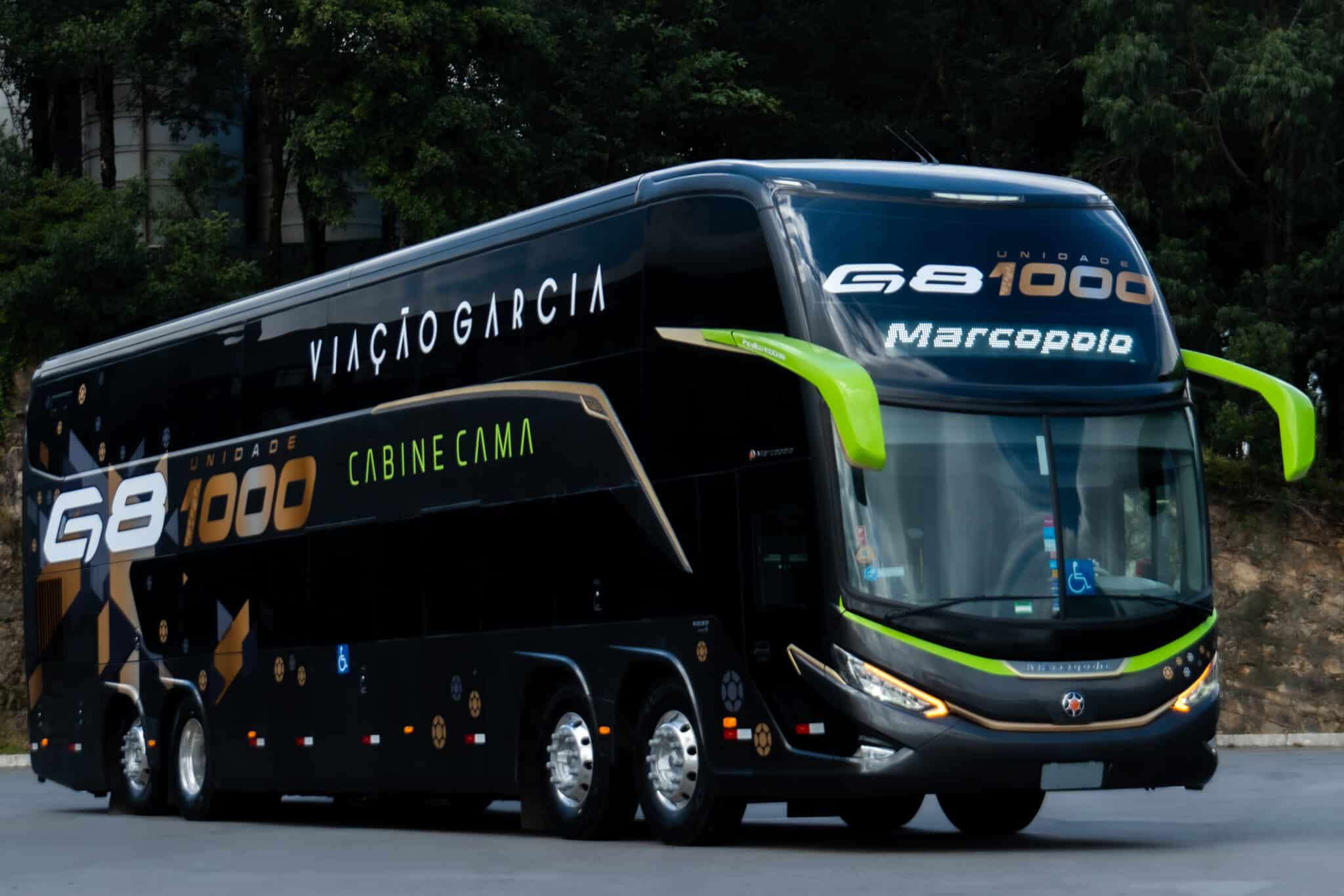 Monitorar uma frota de ônibus vai muito além de saber onde os veículos estão a cada momento. Trata-se de uma estratégia essencial para aumentar a segurança dos passageiros, otimizar a operação e reduzir custos operacionais. Com a crescente demanda por transporte eficiente e seguro, o rastreamento para ônibus se tornou uma ferramenta indispensável para empresas do setor.