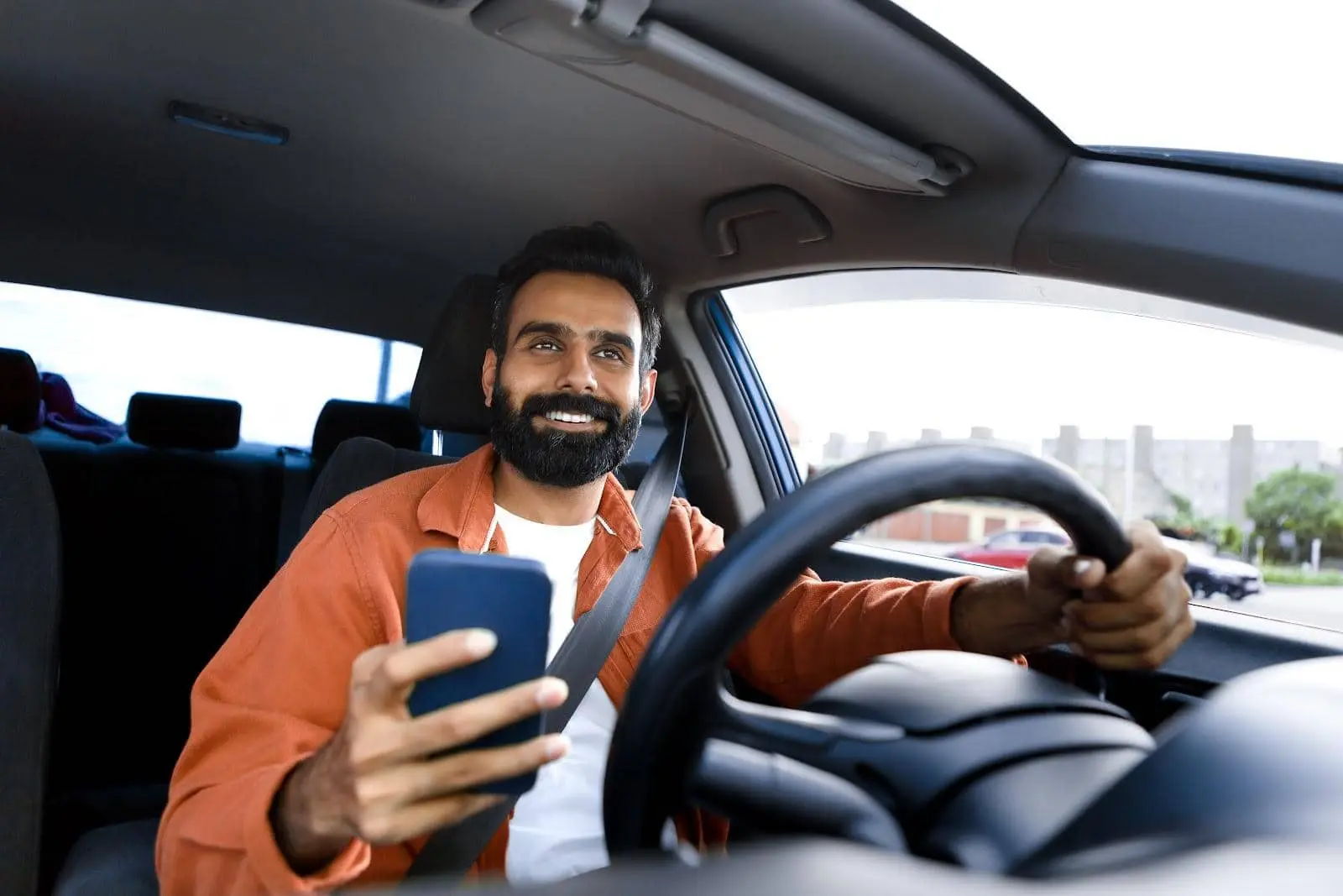 A dashcam, ou câmera veicular, é um complemento fundamental ao rastreamento para frotas de táxi. Ela registra imagens e vídeos em tempo real do trajeto, dentro e fora do veículo, trazendo maior segurança para motoristas e passageiros.
