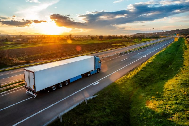 Se o transporte de cargas por caminhão faz parte do seu negócio, entender o rastreamento para caminhão pode transformar a forma como você gerencia sua frota, aumentando a segurança, otimizando rotas e reduzindo custos operacionais. Eduardo, redator responsável por este conteúdo, convida você a descobrir como essa tecnologia pode ser o diferencial que sua empresa precisa para ganhar eficiência e tranquilidade no dia a dia.