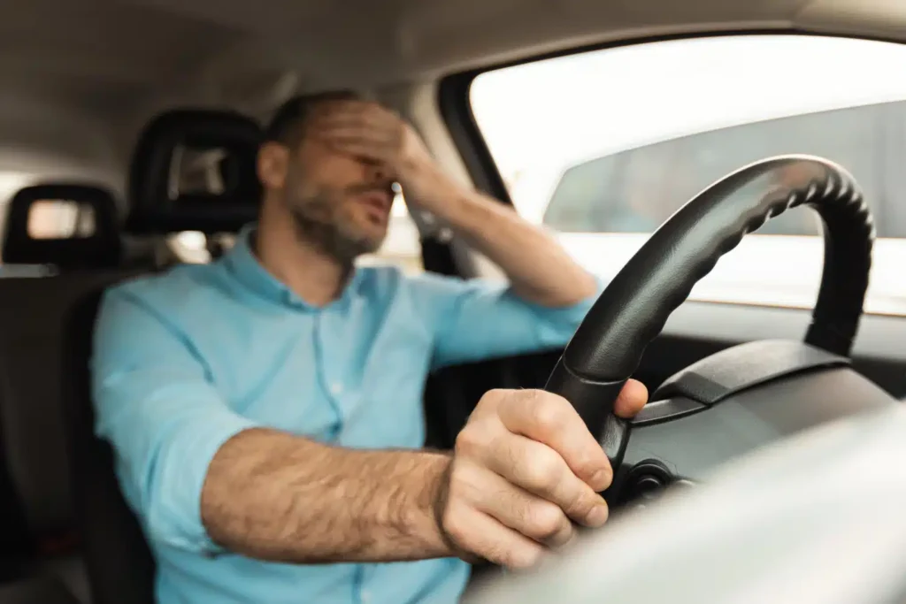 Vale ressaltar que a Weecar não é uma seguradora, e sim uma empresa de rastreamento e monitoramento veicular. No entanto, é importante mencionar que cerca de 70% da frota brasileira ainda está sem seguro. A proteção veicular e o rastreamento são serviços diferentes, mas complementares. O rastreamento foca na localização e recuperação, enquanto a proteção veicular oferece uma cobertura mais ampla para danos, colisão e, claro, roubo e furto.