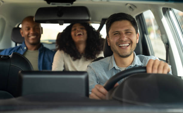 O rastreamento veicular é um sistema que utiliza tecnologia GPS para monitorar a localização exata do veículo em tempo real. Por meio de um aplicativo no celular, o motorista pode visualizar onde o táxi está, traçar rotas, acompanhar o desempenho do veículo e, se necessário, acionar o bloqueio remoto.