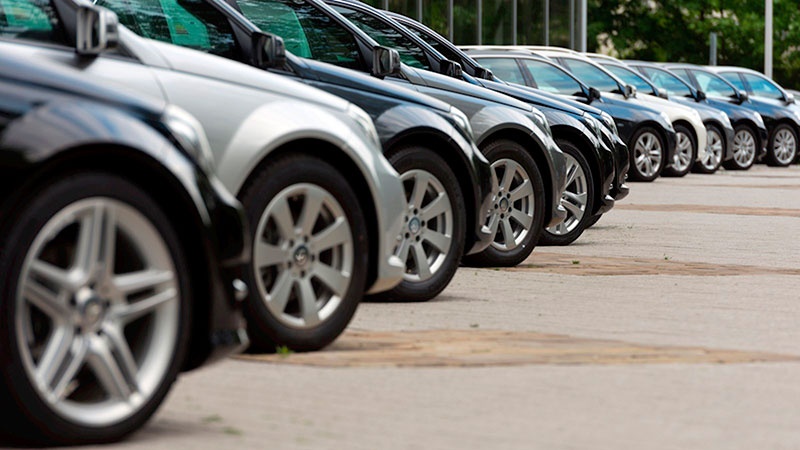 O rastreamento veicular foca na localização e monitoramento em tempo real do veículo, aumentando as chances de recuperação em caso de roubo ou furto. Já o seguro auto oferece uma cobertura financeira para diversos tipos de danos, incluindo roubo, colisões e outros sinistros. Ambos são complementares, mas o rastreamento para veículos executivos é uma ferramenta de segurança ativa que age antes e durante o incidente.