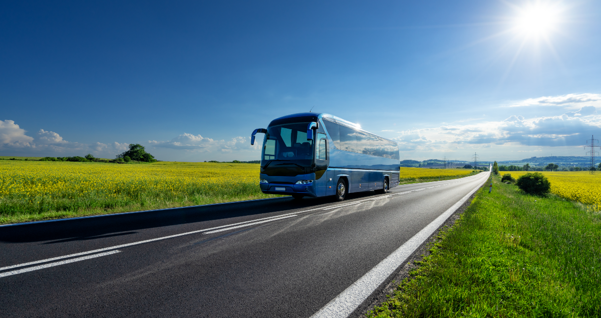 Além do rastreamento, as dashcams são aliadas estratégicas para a segurança da frota. Trata-se de câmeras veiculares instaladas no ônibus que gravam imagens contínuas durante a operação, podendo ser integradas ao sistema de monitoramento.