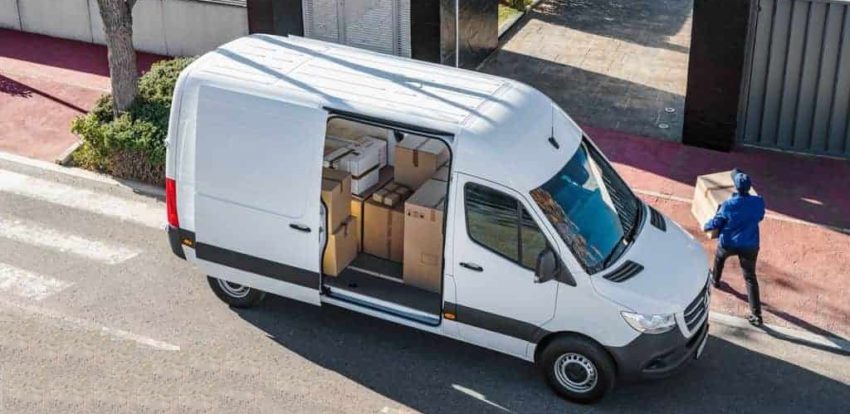 rastreador-para-furgoes-com-bloqueio-1 Olá, aqui é o Gabriel, especialista em segurança veicular. Se você tem um furgão utilizado para transporte de mercadorias, serviços ou logística, já deve ter sentido aquela preocupação constante: “E se meu veículo for roubado com a carga dentro?”. Essa insegurança é real e crescente, mas existe uma tecnologia capaz de transformar essa ameaça em uma situação controlável: o rastreador para furgões com bloqueio.