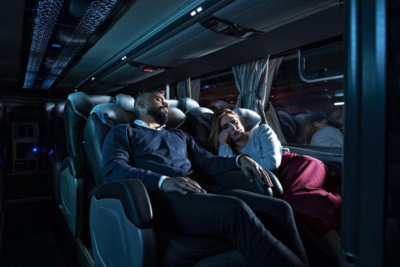 O monitoramento de veículos de transporte é a utilização de tecnologias avançadas — como GPS, telemetria, câmeras veiculares e aplicativos em tempo real — para acompanhar cada detalhe da operação logística. Isso significa ter visibilidade total da frota, desde a saída do veículo até a chegada ao destino.