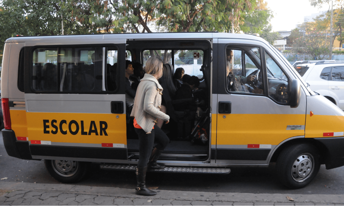 Você já parou para pensar que a segurança das crianças durante o transporte escolar é um dos maiores pontos de preocupação para os pais? Pois é justamente nesse ponto que o rastreador para van escolar se torna indispensável. Olá, meu nome é Gabriel, especialista em segurança veicular, e neste artigo vou mostrar como a tecnologia pode transformar a proteção no transporte de alunos, garantindo tranquilidade tanto para pais quanto para motoristas.
