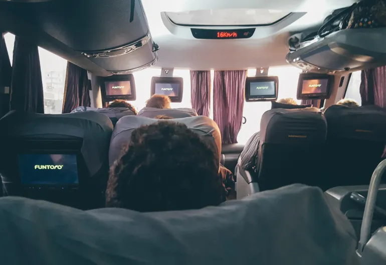 Olá, eu sou Gabriel, Especialista em segurança veicular, e hoje quero falar sobre monitoramento de veículos de transporte, uma solução que vem transformando a forma como empresas protegem suas frotas e melhoram a qualidade dos serviços prestados a terceiros. Se você já se perguntou como funciona o bloqueio remoto, de que forma acionar autoridades em caso de roubo ou quais os reais benefícios do monitoramento de frotas, este artigo vai responder todas essas questões de forma clara e objetiva.
