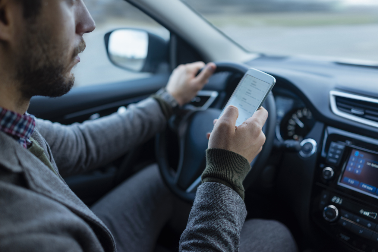 A ideia de fazer o autorastreio surgiu com o avanço da tecnologia e a popularização dos rastreadores GPS. Hoje, é possível comprar um dispositivo em sites de varejo, instalar por conta própria e acompanhar a localização do carro em tempo real.