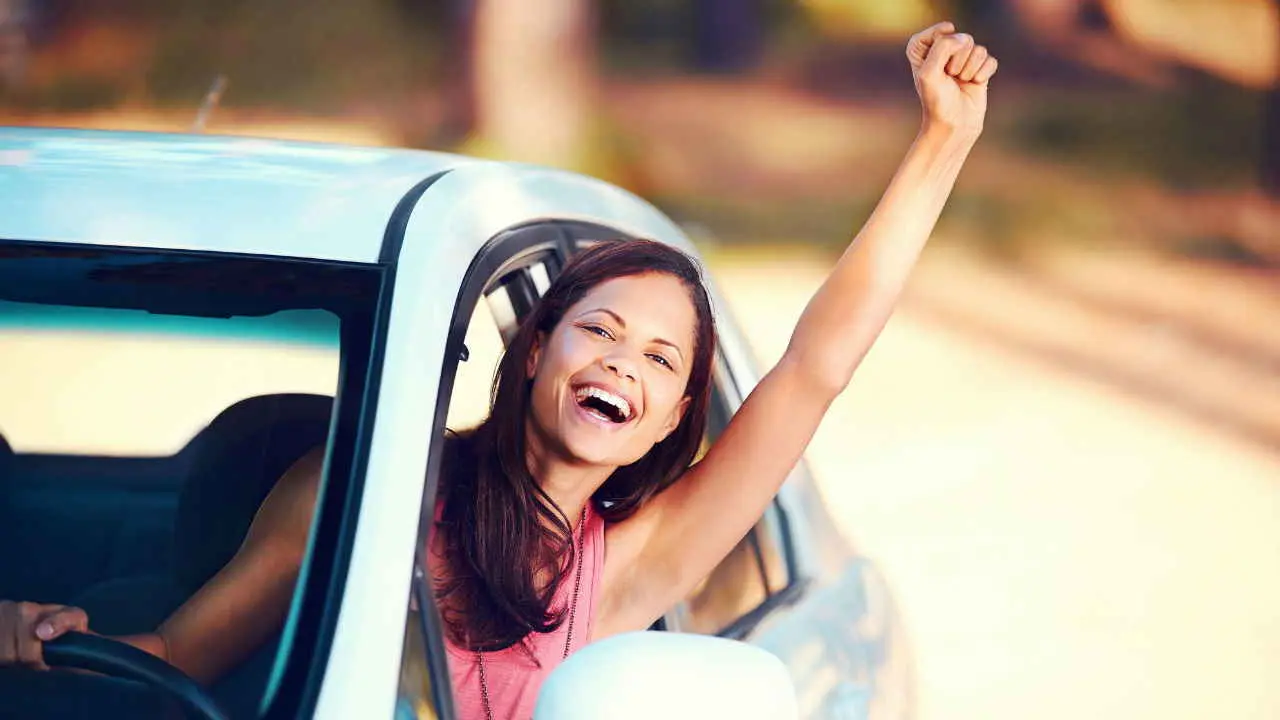 Por que o rastreador funciona? A principal e mais importante verdade é que veículos equipados com um bom rastreador veicular têm uma taxa de recuperação significativamente mais alta do que aqueles sem proteção. O fator crucial é o tempo de resposta. A rapidez com que a central da empresa de rastreamento veicular consegue determinar a localização e acionar a recuperação é o que faz a diferença entre recuperar o bem e perdê-lo.