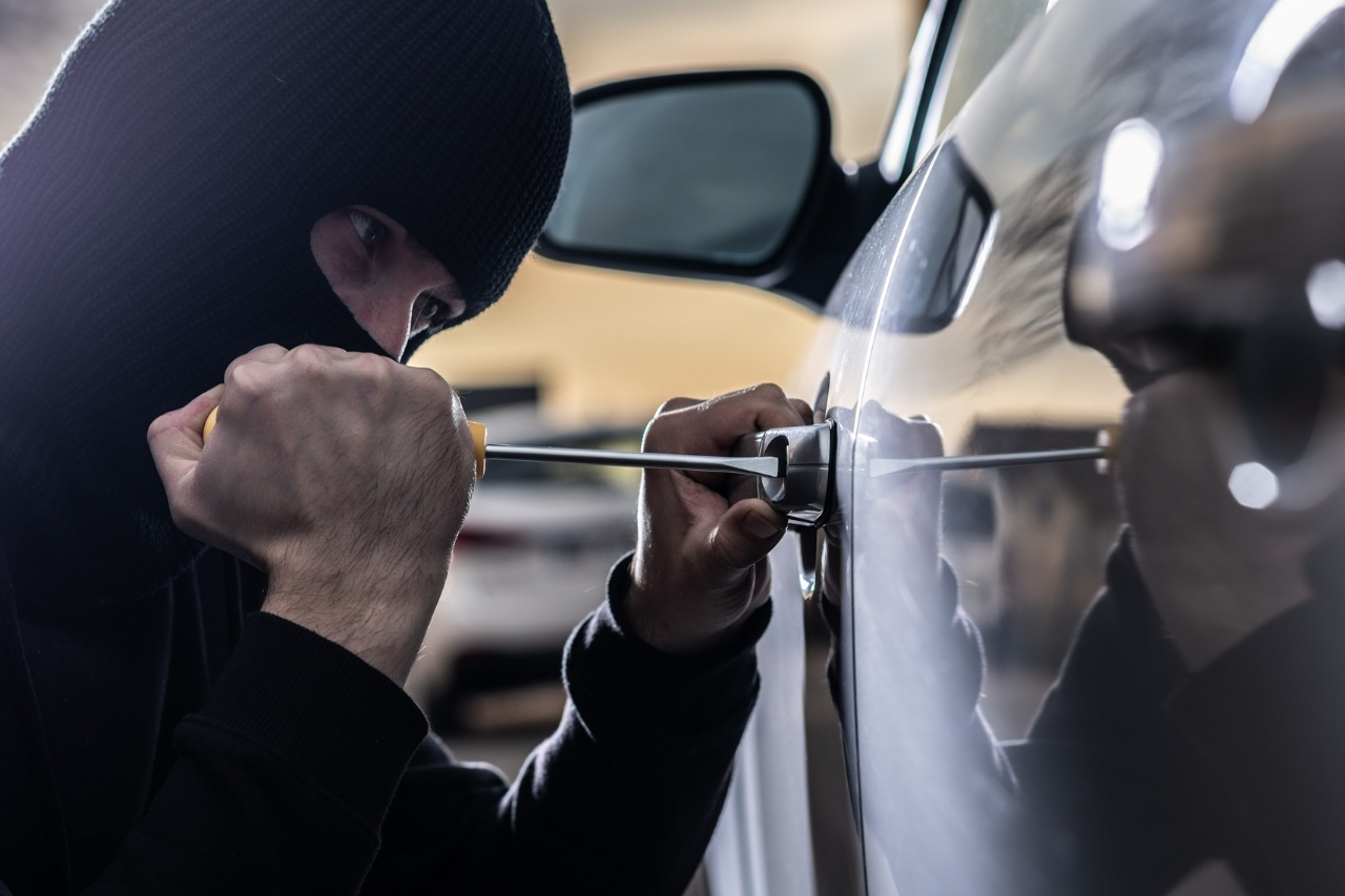 Quando falamos em segurança veicular, não estamos falando de um gasto supérfluo. Estamos falando em proteger o motor do seu negócio. A perda de um veículo impacta o fluxo de caixa, a produtividade da equipe e a capacidade de atendimento ao cliente. Portanto, cada real investido em proteção é, na verdade, uma garantia de continuidade operacional.