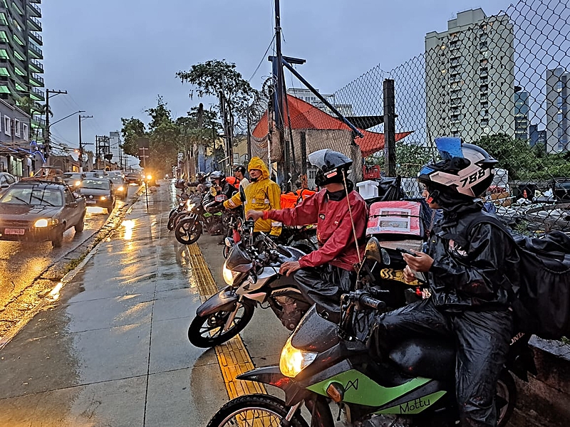 6-segredos-para-andar-de-moto-na-chuva-2 Dias chuvosos registram maior número de furtos e roubos de motos, segundo dados amplamente divulgados por portais de segurança pública. Nos períodos em que as pessoas buscam cobertura, criminosos agem mais facilmente. Além disso, quedas e panes aumentam, o que torna o rastreamento indispensável.
