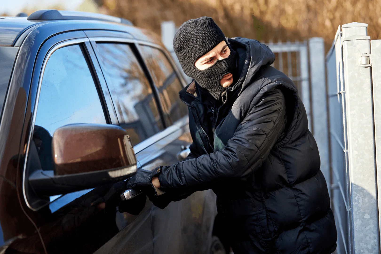 Olá, sou Gabriel, Especialista em segurança veicular. Entender como evitar furtos e roubos de veículos é, infelizmente, uma preocupação diária para milhões de brasileiros, especialmente para empresários que dependem de sua frota para operar. A sensação de vulnerabilidade é real, mas a boa notícia é que existem estratégias eficazes para blindar seu patrimônio.