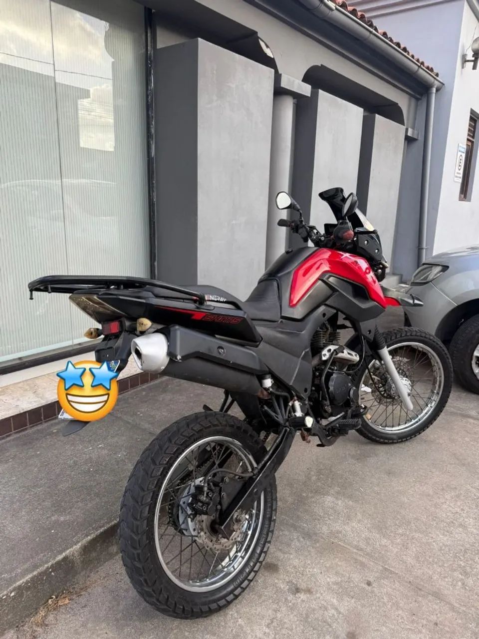Olá, aqui é o Gabriel, sou Especialista em segurança veicular e hoje vamos conversar sobre um fenômeno recente nas ruas brasileiras envolvendo a marca Shineray. Se você tem notado um aumento explosivo dessas motos no trânsito, não é impressão sua. A marca chinesa conquistou o Brasil com preços competitivos, mas esse sucesso trouxe um efeito colateral preocupante: a valorização das peças no mercado paralelo devido à escassez nas concessionárias.