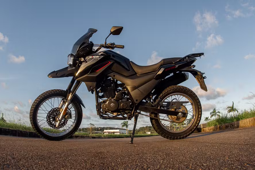 Muitas seguradoras tradicionais recusam a cobertura para motos da marca Shineray ou cobram valores inviáveis, justamente pelo alto índice de sinistralidade e dificuldade de reposição de peças em caso de avarias. Então, o que fazer? Ficar à mercê da sorte?