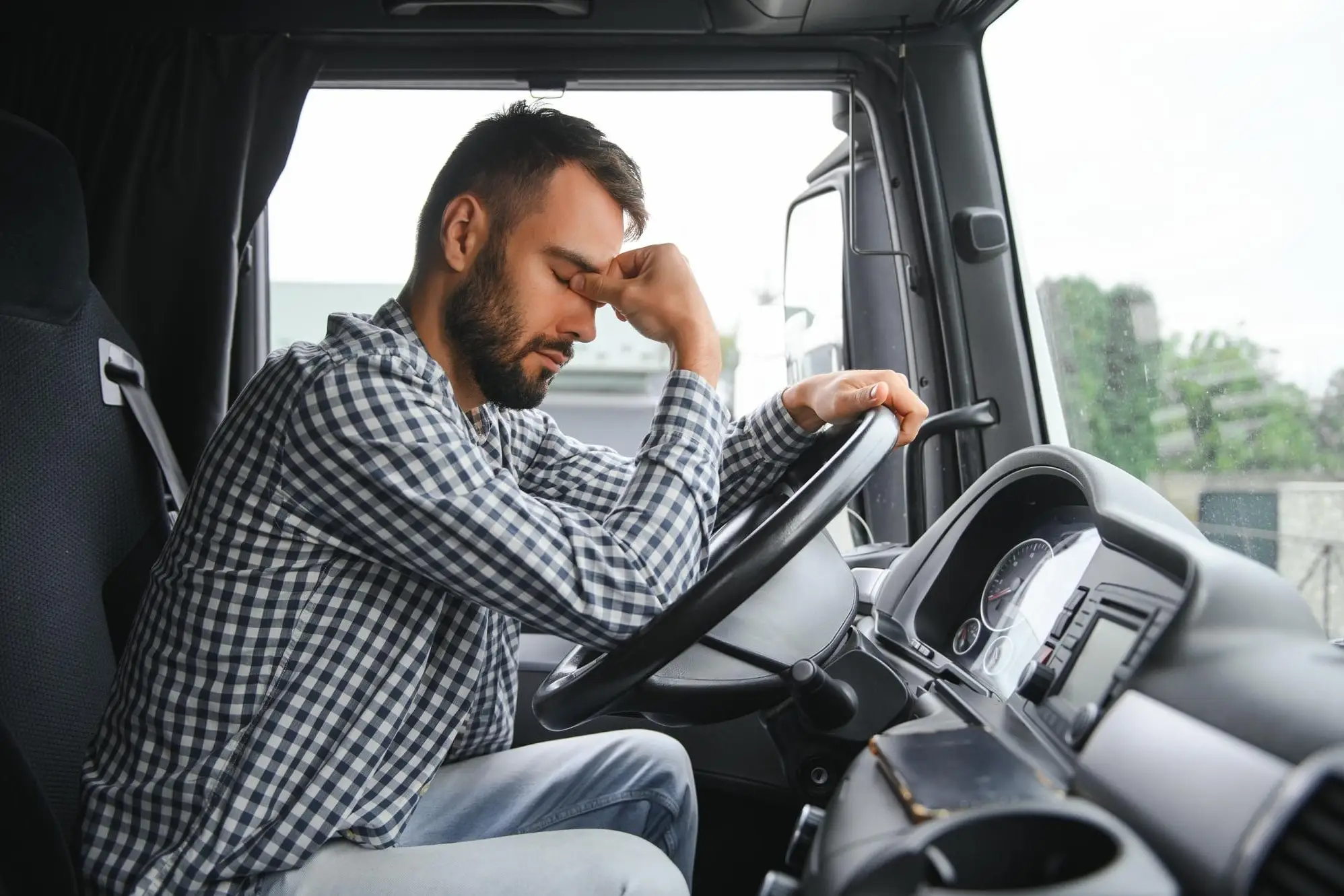 A sensação de chegar onde você estacionou seu carro e não encontrá-lo é indescritível. Além do prejuízo financeiro imediato, existe o transtorno burocrático, a perda de mobilidade e o trauma emocional. Quando falamos em evitar dor de cabeça, estamos falando em antecipação.