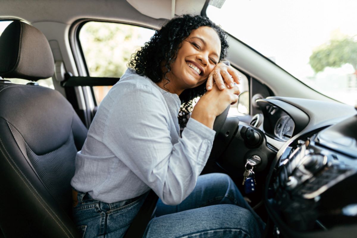 Para entender o rastreador veicular: como funciona, tipos e qual o melhor para o seu carro, precisamos primeiro desmistificar a tecnologia por trás do aparelho. Basicamente, o rastreador é um dispositivo inteligente instalado de forma oculta no veículo. Ele atua como um 
