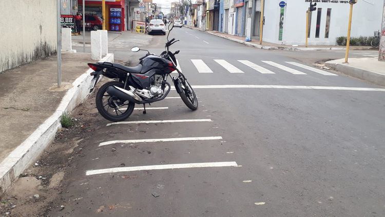 O princípio de funcionamento é o mesmo, mas existem diferenças importantes na instalação e nas especificações técnicas do dispositivo. Motos têm menos espaço disponível para instalação, estão mais expostas a vibrações, variações de temperatura e intempéries, e exigem dispositivos com especificações técnicas mais robustas para garantir funcionamento contínuo e confiável.