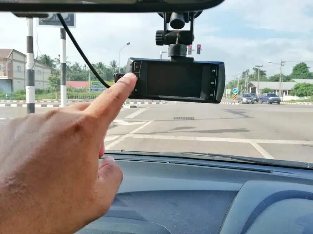 camera-veicular-com-ia-frotas-monitoramento-3 Sou o Gabriel, especialista em segurança veicular, e se você ainda não conhece o que uma câmera veicular com IA pode fazer pela segurança e pela eficiência da sua frota, este artigo vai abrir seus olhos para uma das tecnologias mais importantes do setor de rastreamento e monitoramento veicular nos últimos anos.